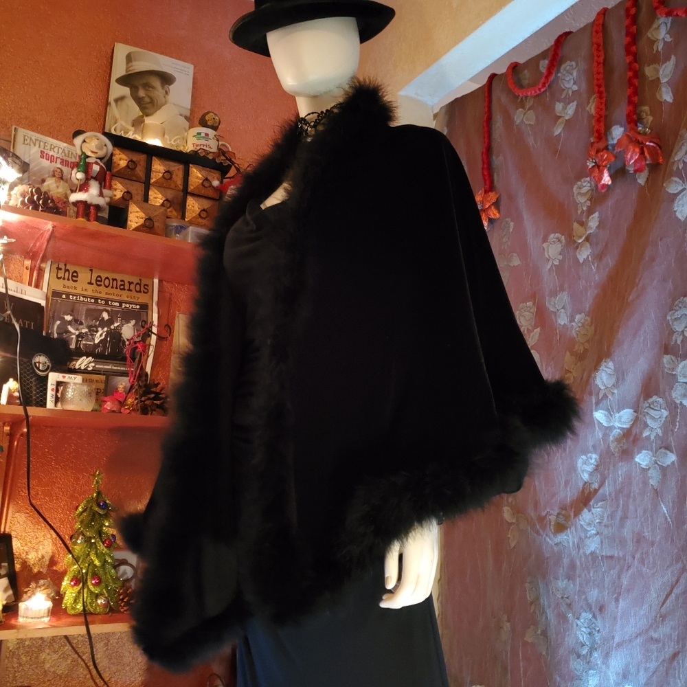 🖤Black Velvet Cape with Marabou feathers 🖤 - Picture 8 of 16
